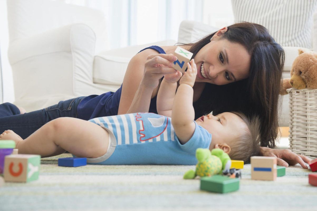 Los mejores jueguetes para tu bebé de estimulación temprana. Mama compartiendo momentos con su bebé.