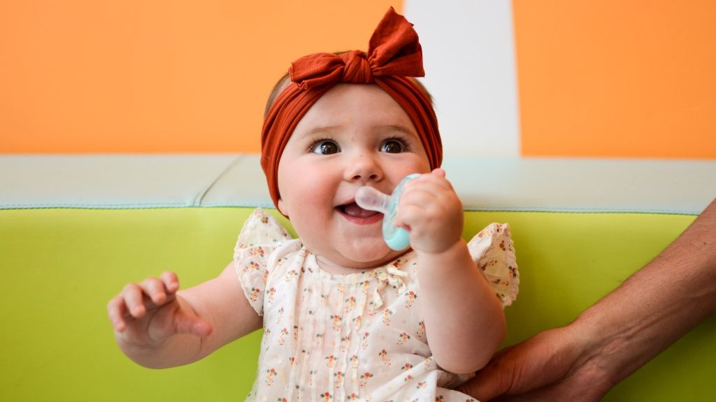 Niña feliz con su chupete