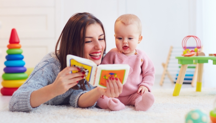 madre y niña leen un libro - estimulacion temprana