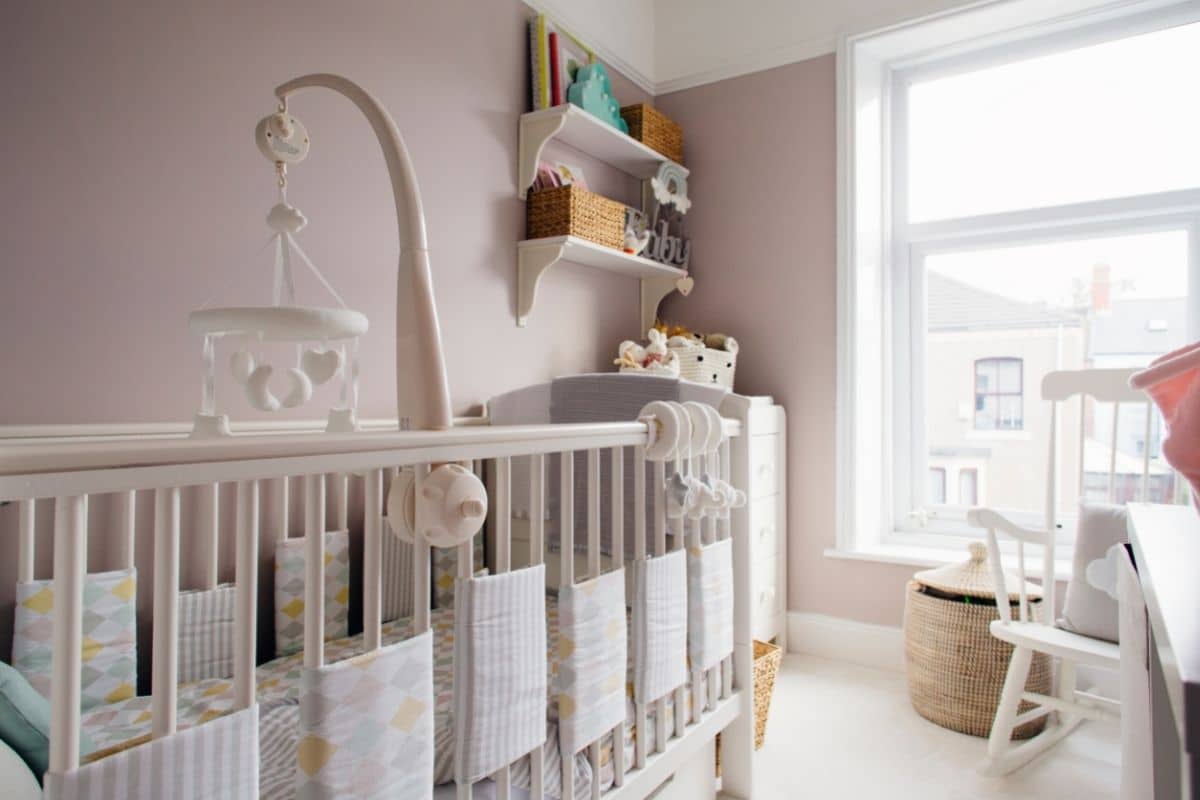 Diseño habitación bebé con movil