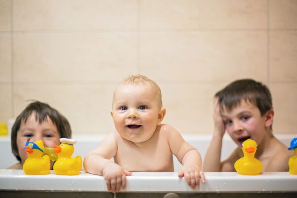 Niños en bañera