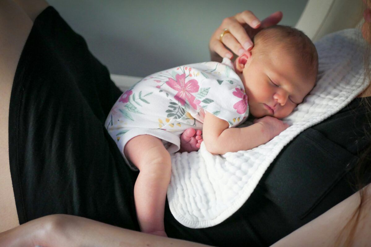 Bebé durmiendo plácidamente gracias a una rutina de sueño para bebés de 0 a 6 meses