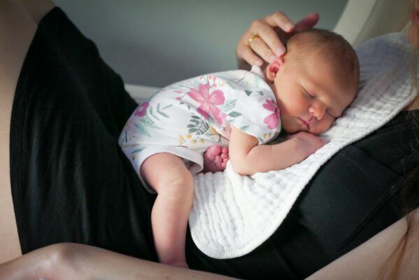 Bebé durmiendo plácidamente gracias a una rutina de sueño para bebés de 0 a 6 meses