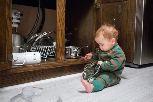 Bebé trasteaando con cacharros de la cocina. Bebés exploradores