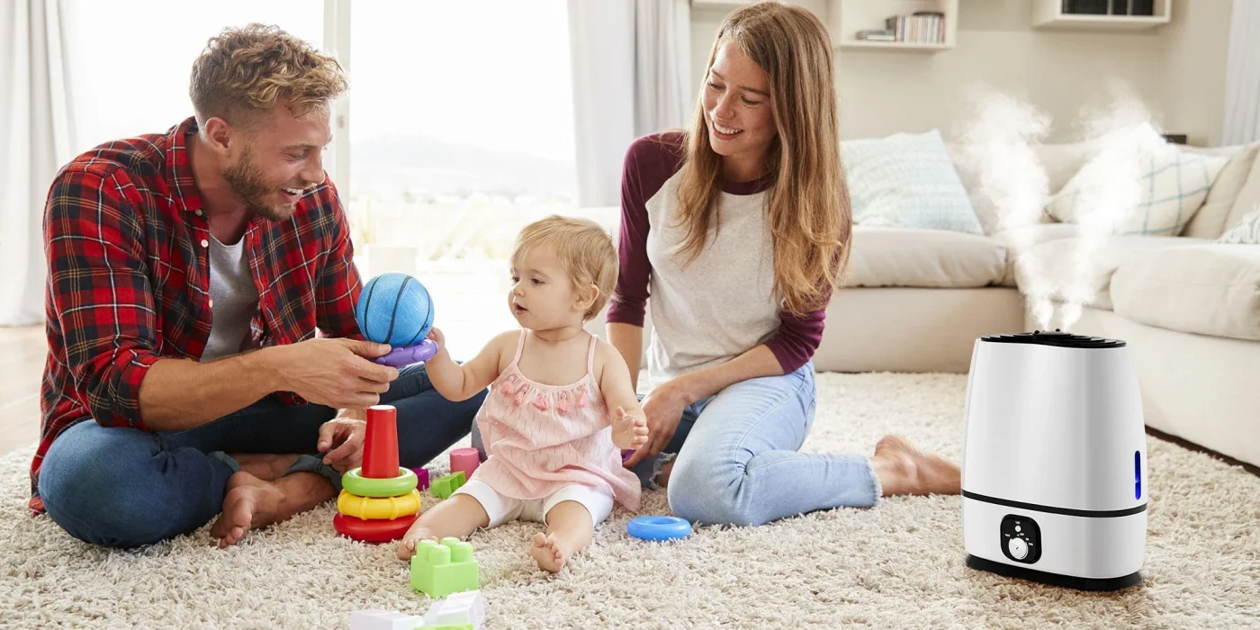 Familia y bebe con humidificador en salon