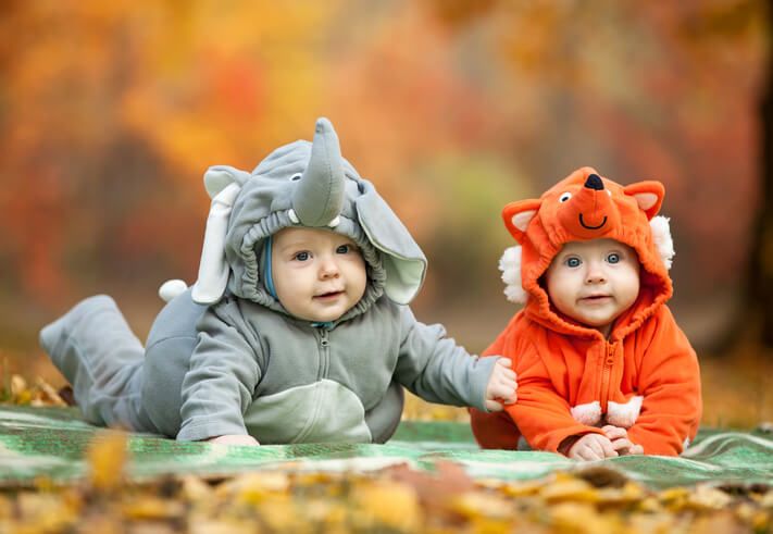 Bebés disfrazados de elefante y zorrito en el día de halloween