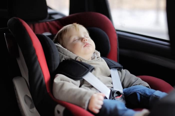 Bebe durmiendo en silla de coche