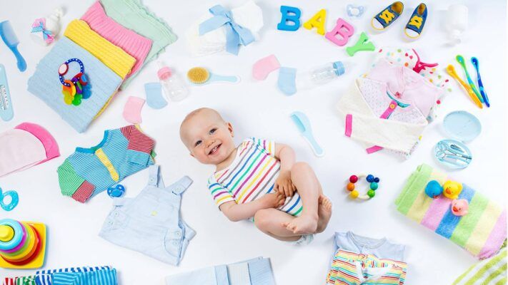 Bebé sonriente con productos para bebe