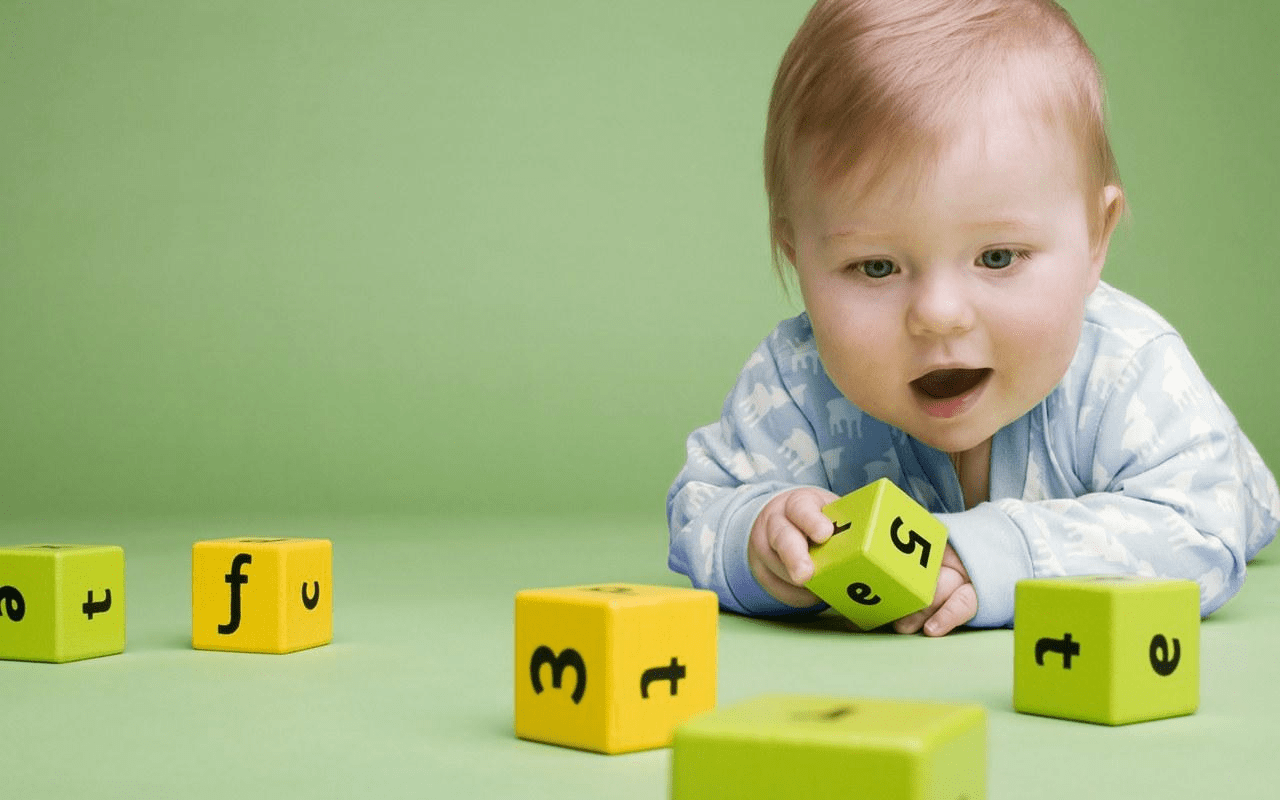 Bebé juega con dados de números y letras