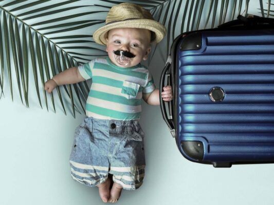 viajar con bebé, consejos para viajar con bebé, guía para viajar con bebé, planificación, equipaje, transporte, alojamiento, actividades, consejos adicionales.