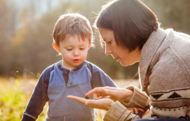 Madre enseña insecto a su hijo - amineta su curiosidad